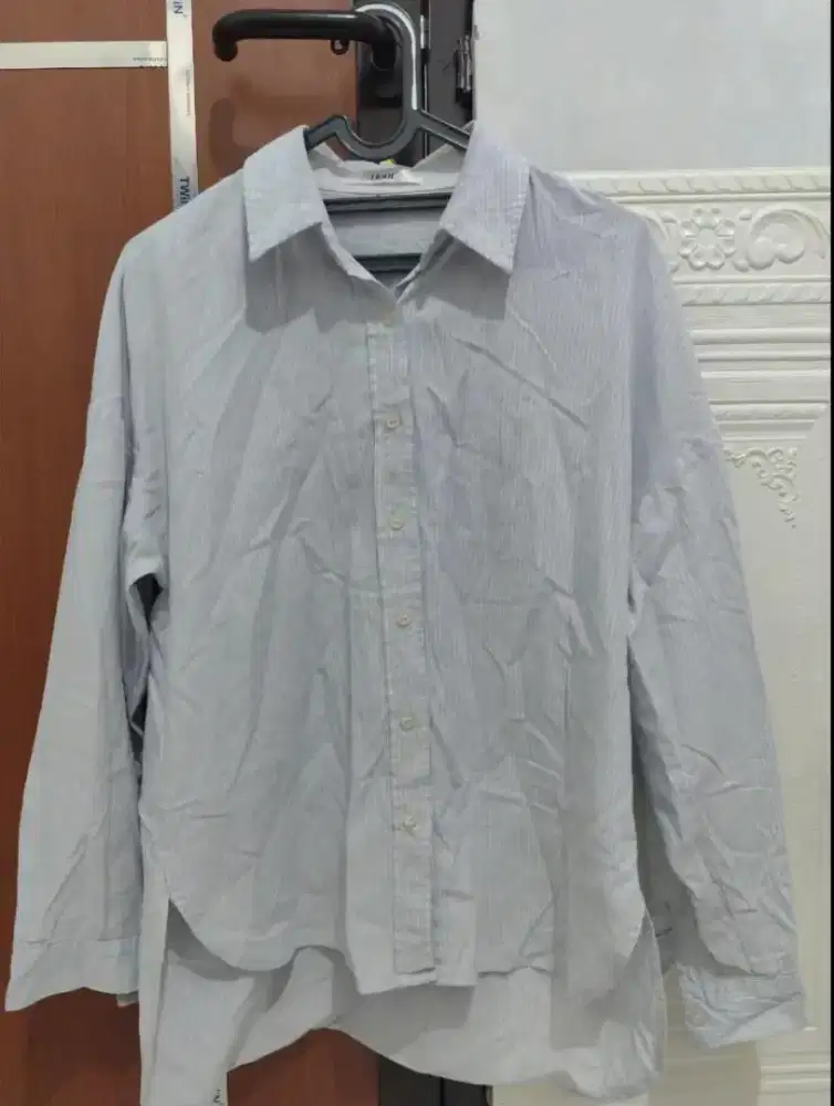Kemeja Garis Biru Wanita Oversize Preloved