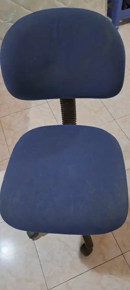 2 kursi kantor dan belajar