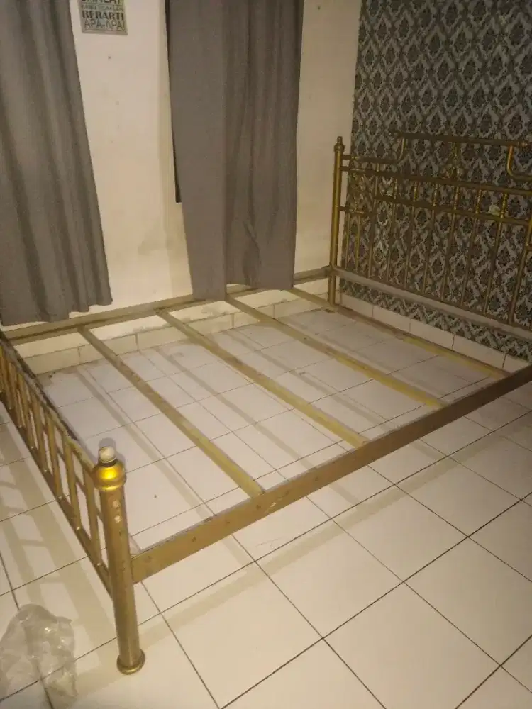 Tempat tidur besi asli