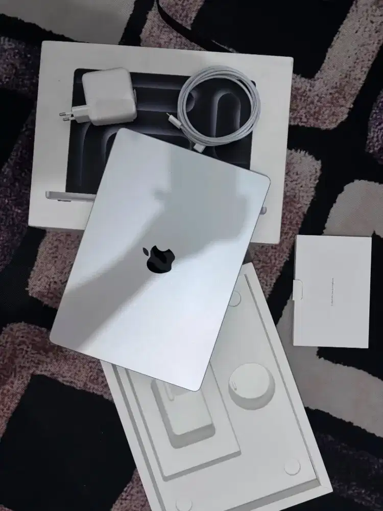 Macbook Pro M4 - Cc 2 - Masih Garansi - Ram 16Gb - 512GB Storage