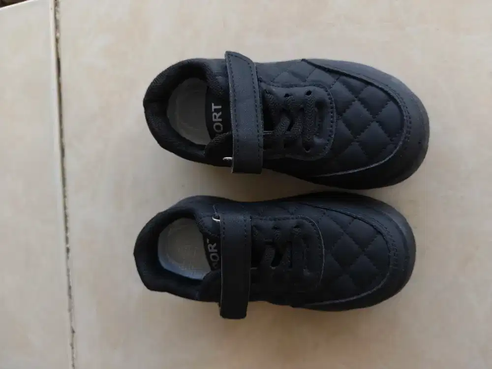 Sepatu anak TK SD