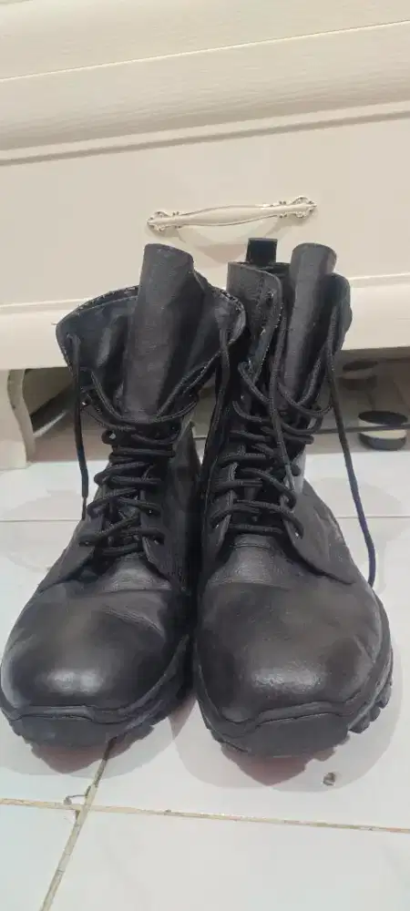 Sepatu satpam / security