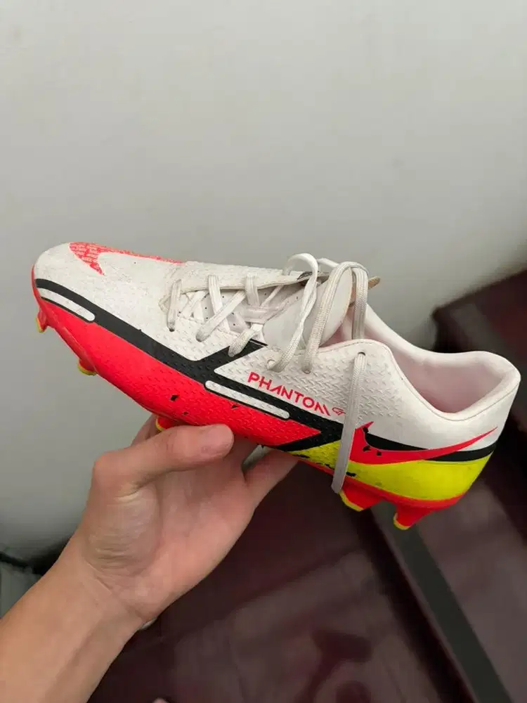 SEPATU BOLA PHANTOM GT2 ACADEMY FG/MG