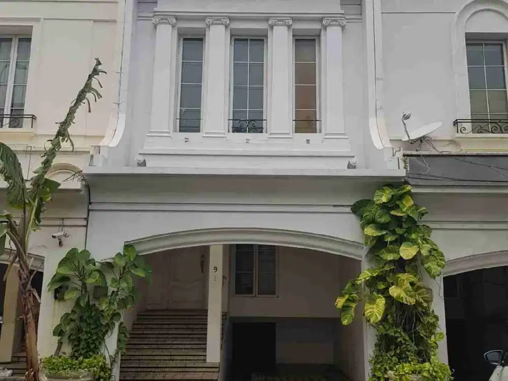 Disewakan rumah townhouse di Kebon jeruk, tiga lantai