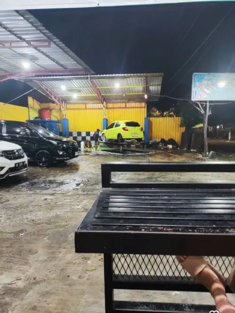 Karyawan cuci mobil