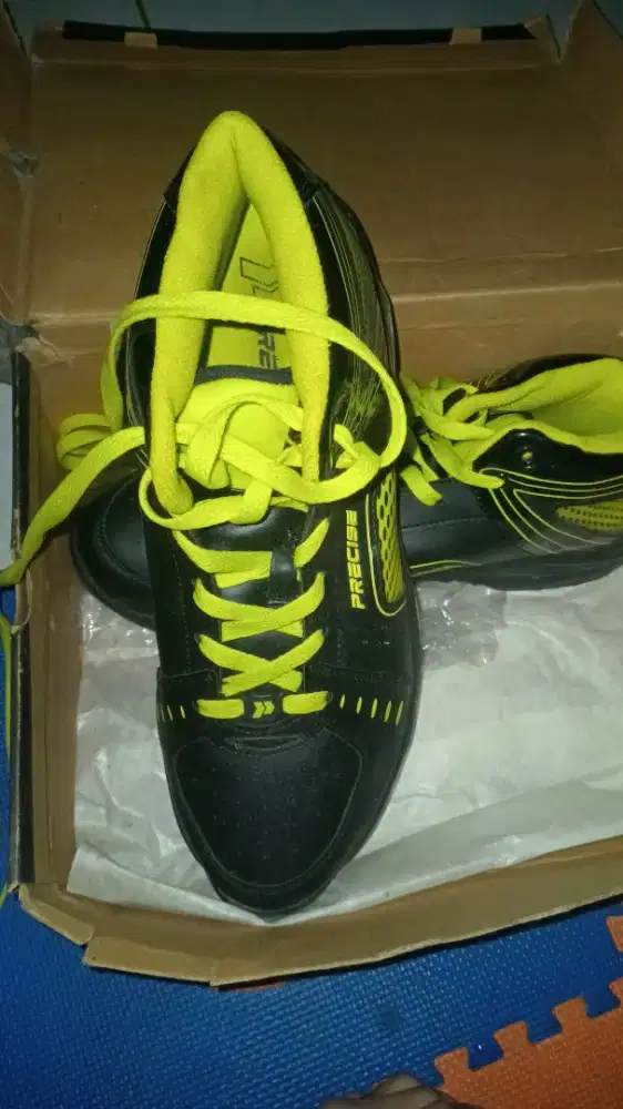 Sepatu basket precise