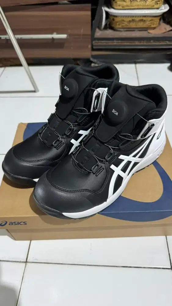 Sepatu safety asics