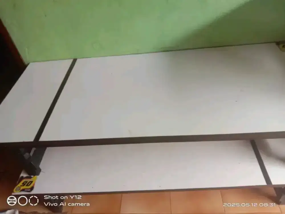Meja lesehan bekas resto