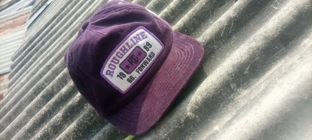 Topi bekas model ROUGHLINE warna ungu