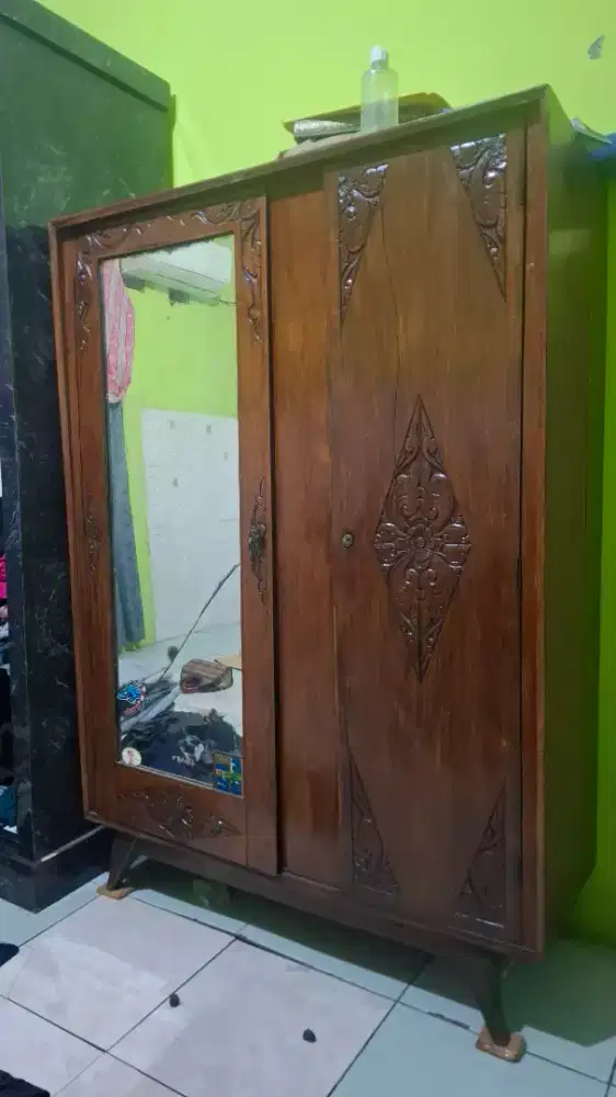 Lemari jati antik