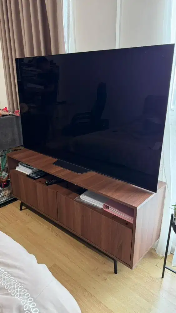Lemari laci di TV