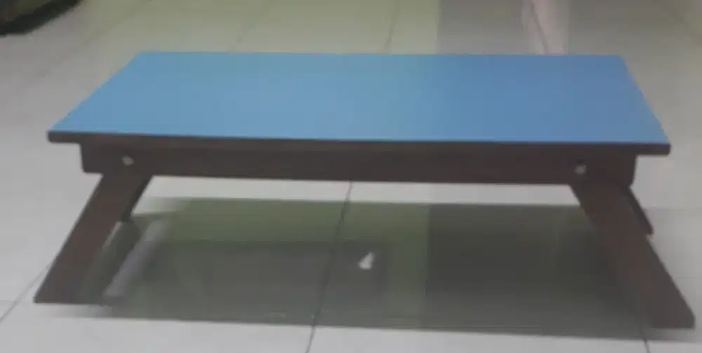Meja belajar lesehan.