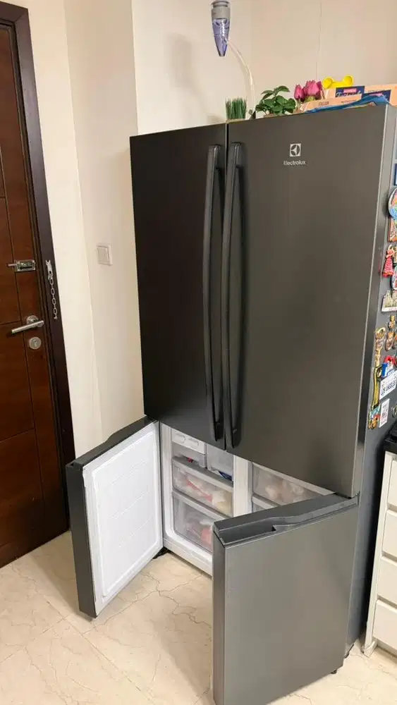 Kulkas Electrolux besar.