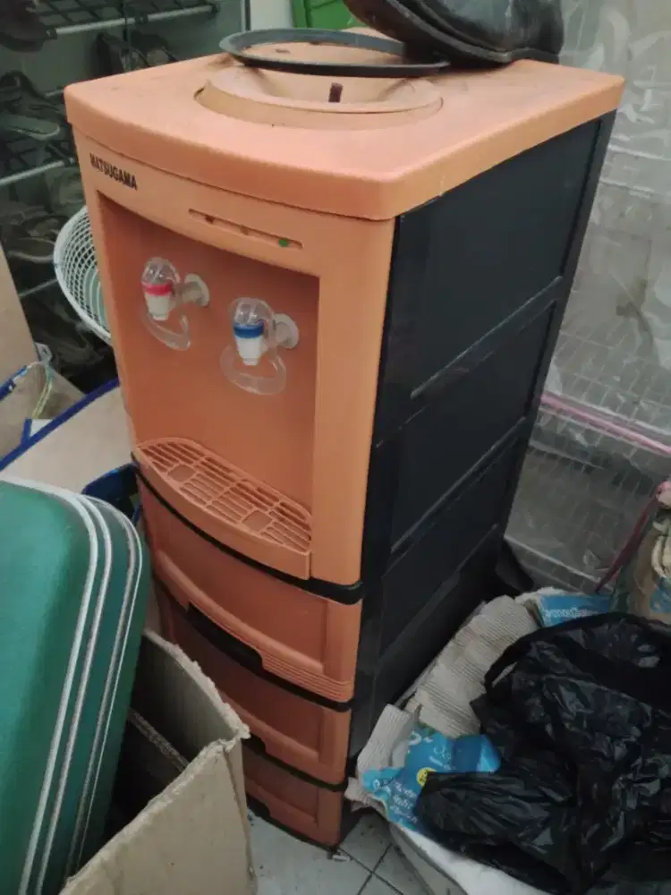 Dispenser Bekas dan Rak