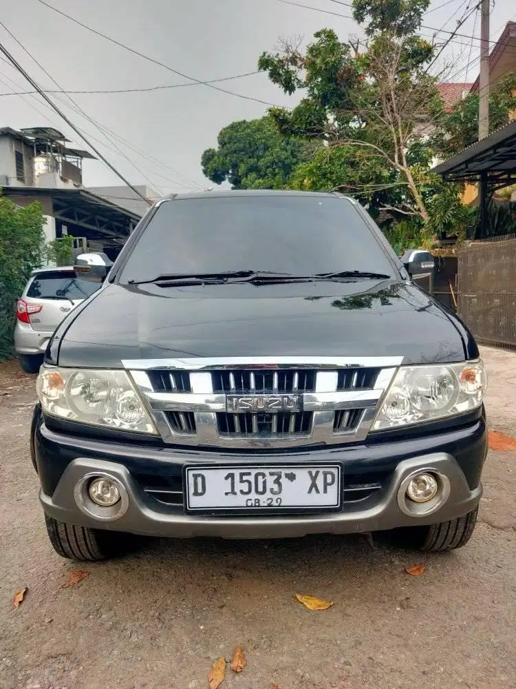 ISUZU PANTHER GRAND TOURING TURBO 2.5 MANUAL 2014 HITAM