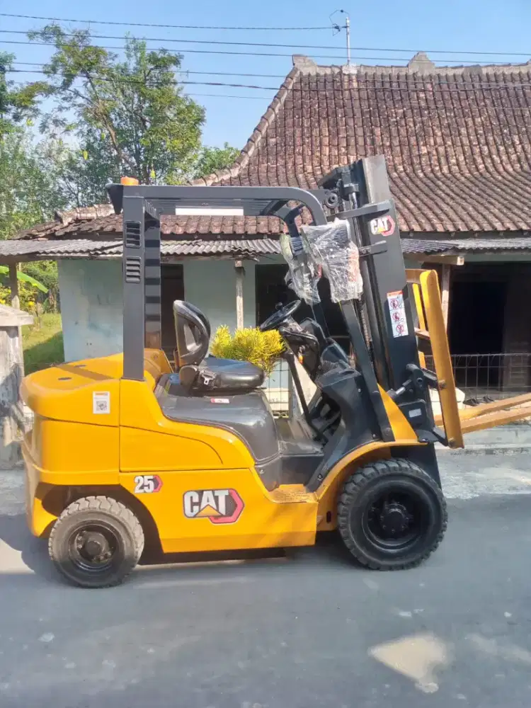 Forklift 2,5 ton Caterpillar barang joss
