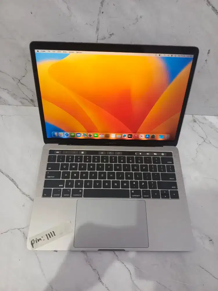 Macbook pro 13inch 2017 intel core i5 8/256 SSD