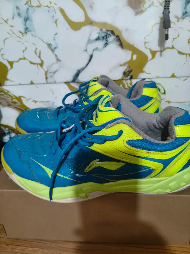 Sepatu badminton lining size 43