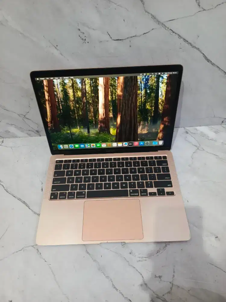 Macbook air 13 inch M1 2020 8/256 SSD