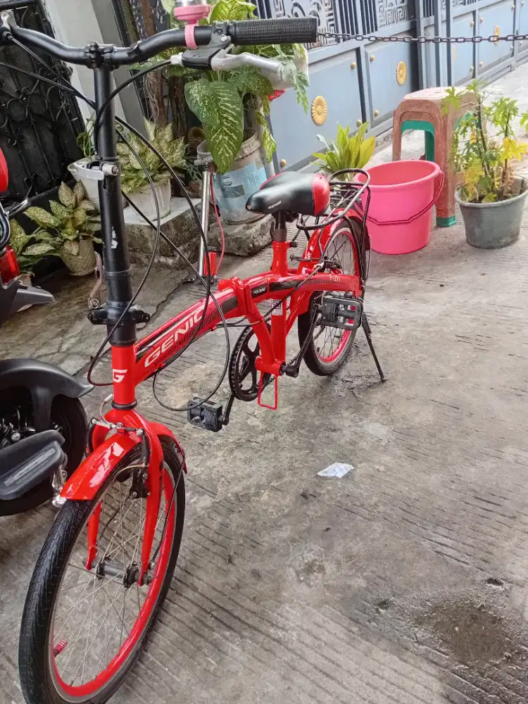 Sepeda genio merah