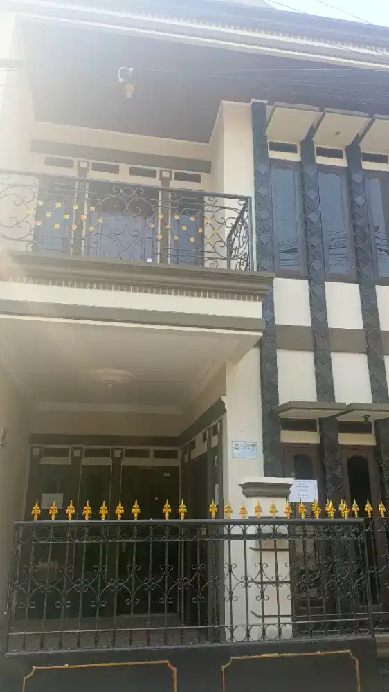 Disewakan Rumah 2 Lantai (4 kamar tidur, 2 kamar mandi, area laundry)