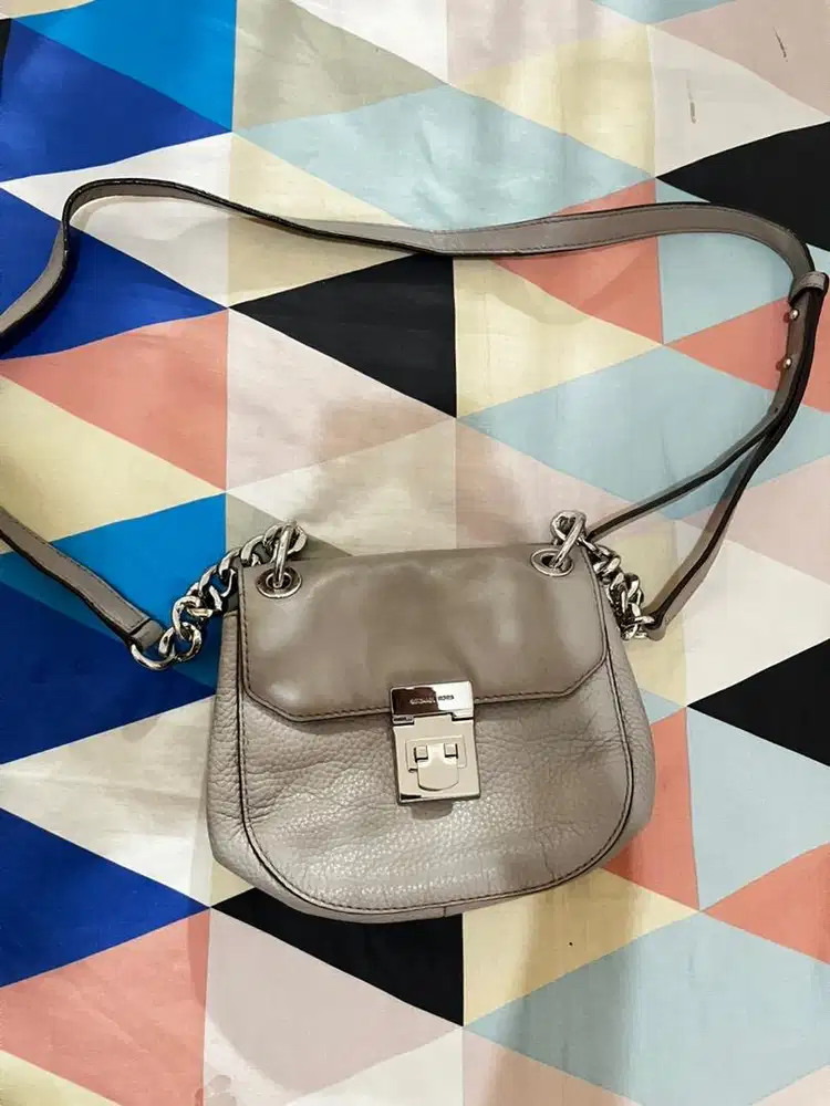 Tas selempang abu silver