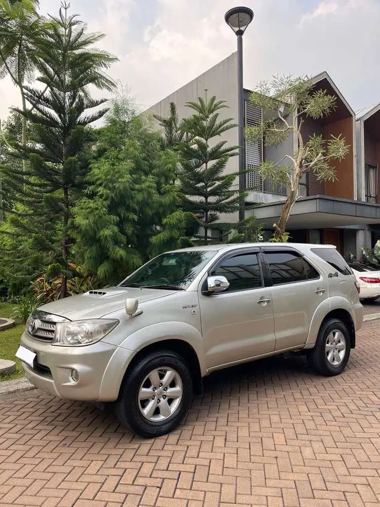 Toyota Fortuner 2010 Bensin