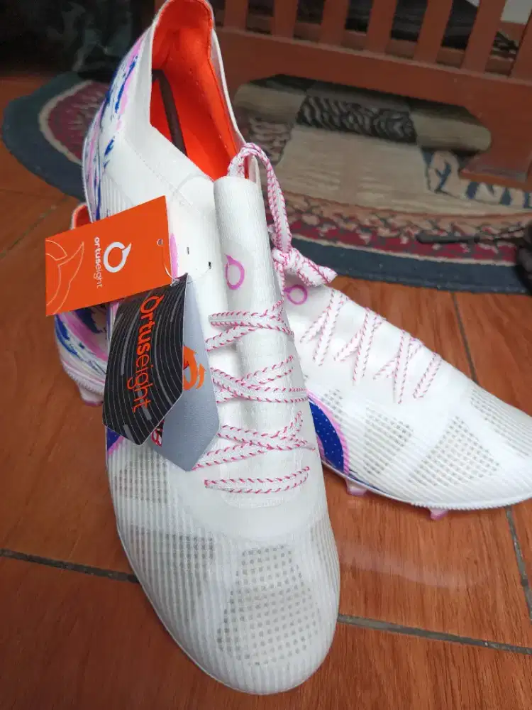 Sepatu sepakbola baru