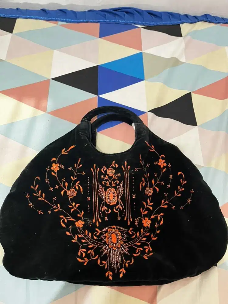 Tas tangan hitam bunga