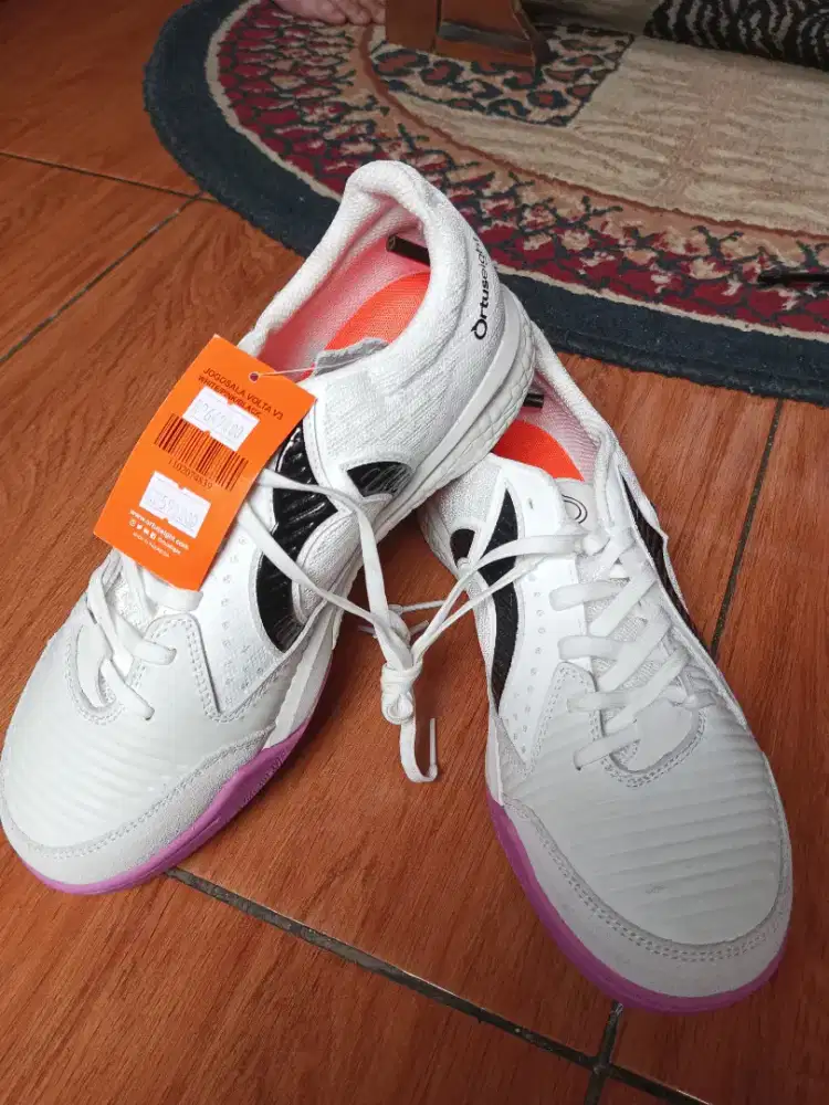 Sepatu futsal baru