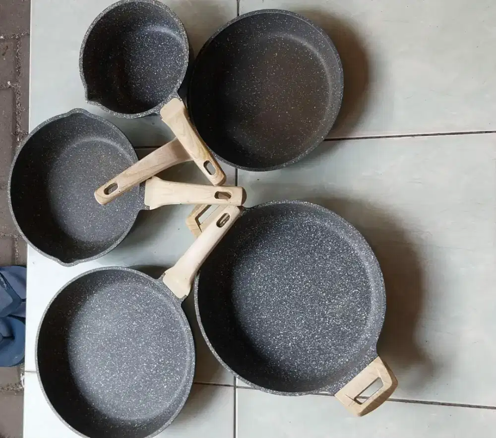 1 set panci granit merk carote