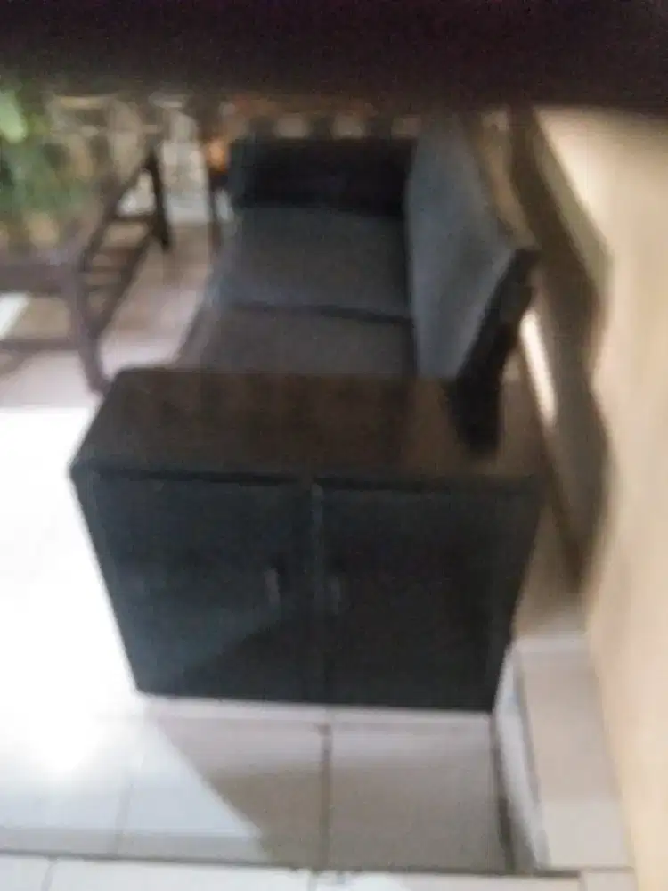 kursi . pinggir ada lemarinya