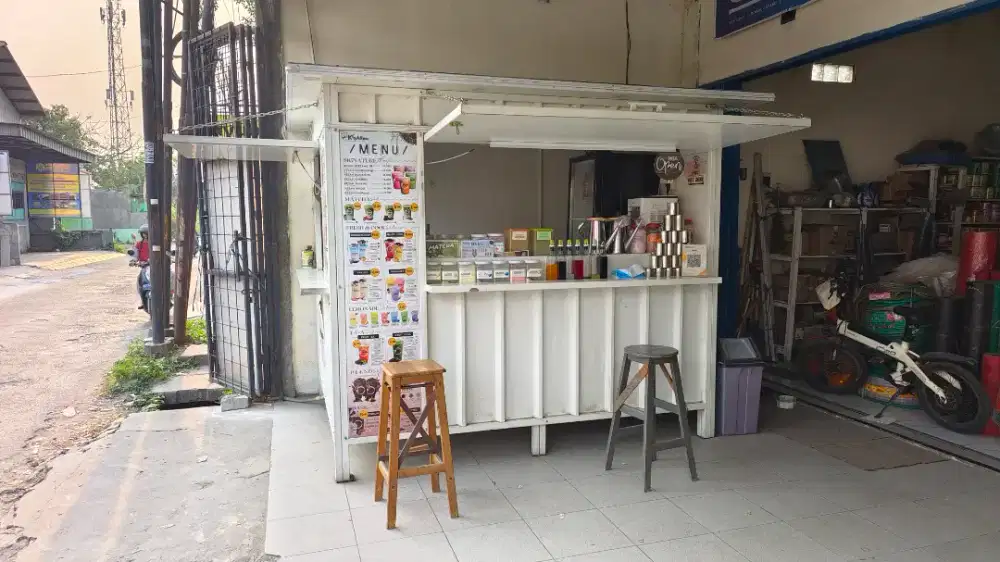 Asisten rumah tangga dan staff booth minuman