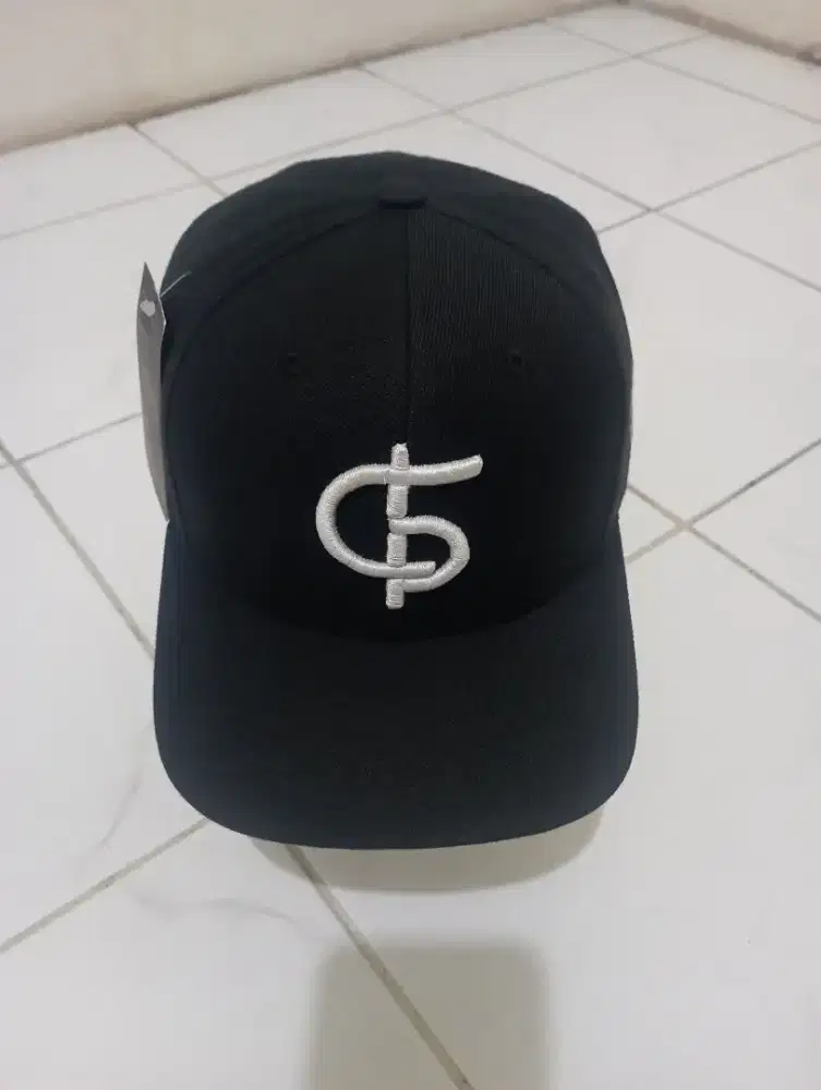 Topi snapback warna hitam yupoong