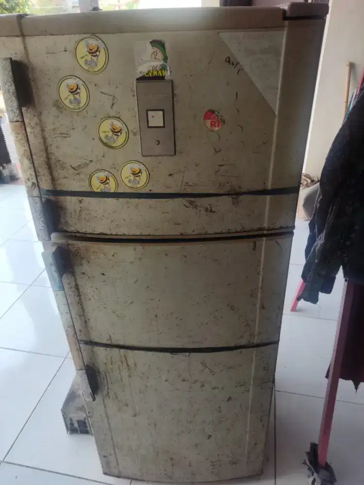 Kulkas Sharp 2 pintu hidup ndongkrok