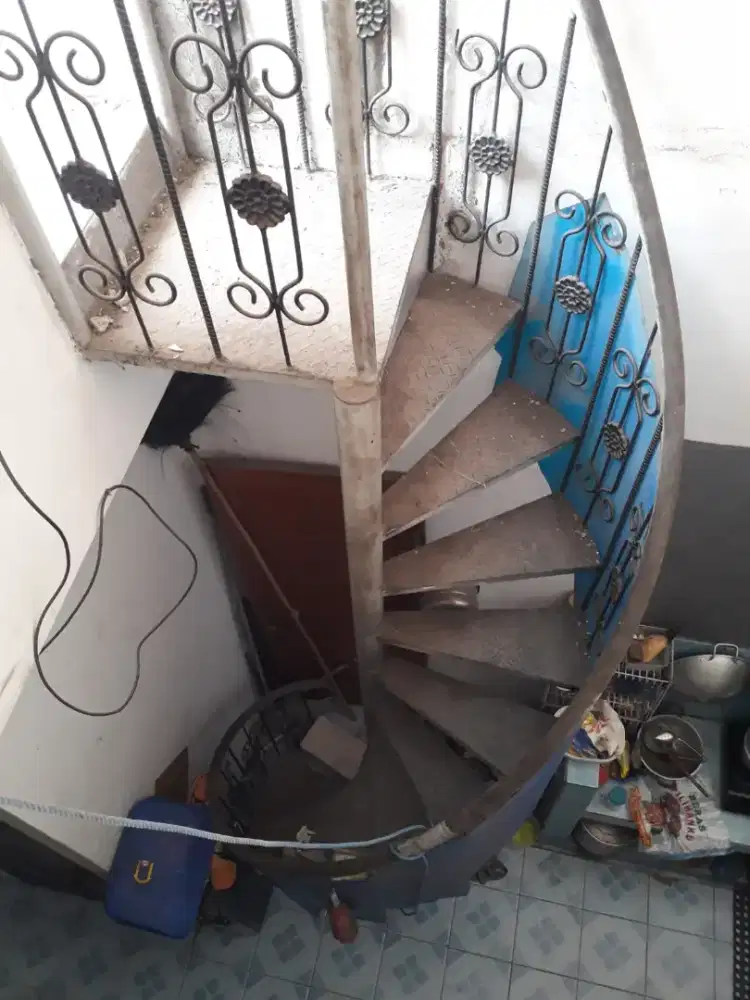 Tangga putar bahan tebal kokoh