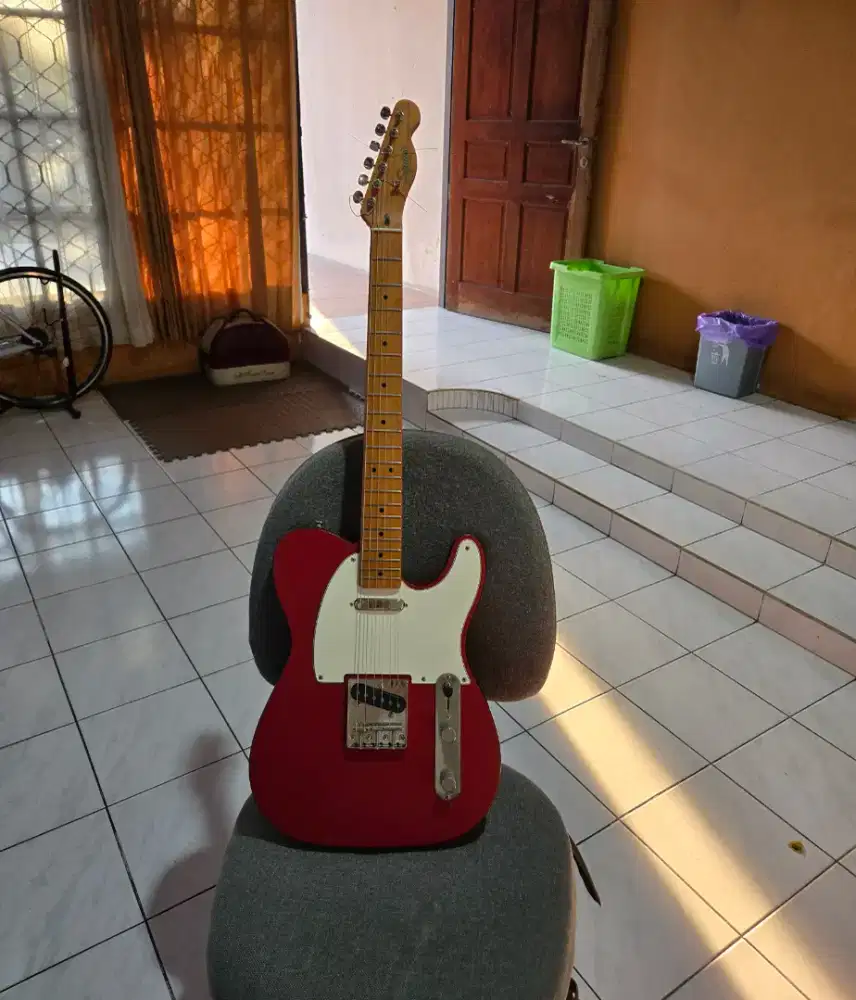 Squier  Limited Edition Classic Vibe 60s Dakota Red