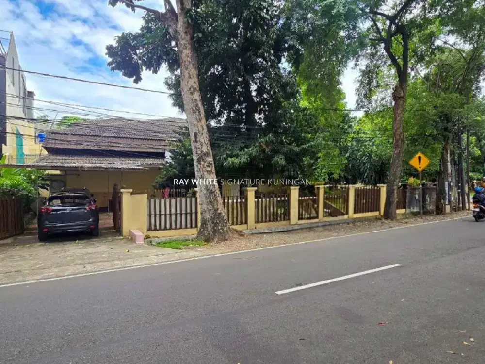 Rumah Lama Lokasi Prime di Taman Pakubuwono