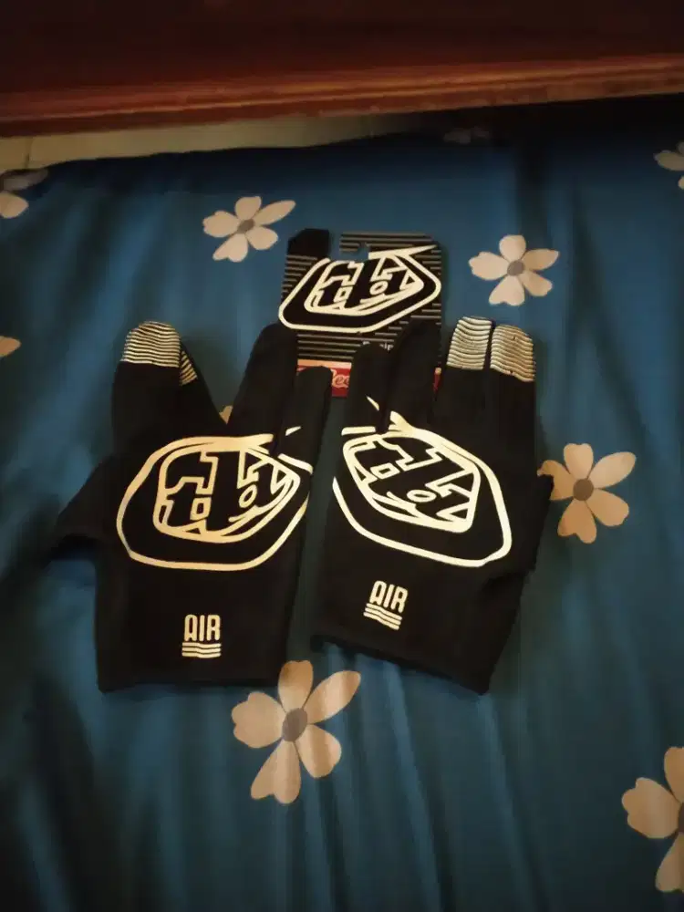 gloves trail tld