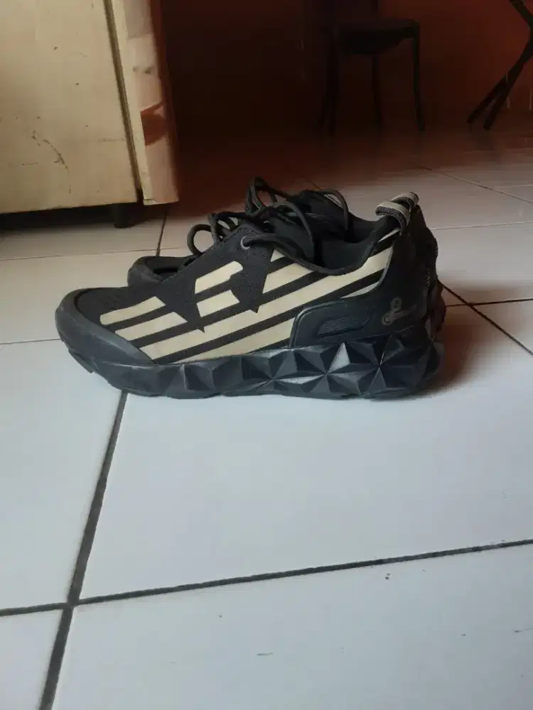 Sepatu EA7 Ori branded  ( jual butuh hari ini )