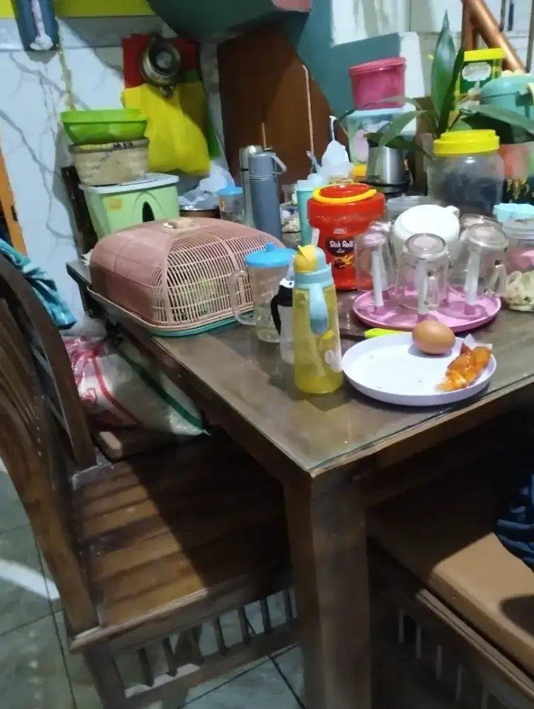 Meja makan semi jati