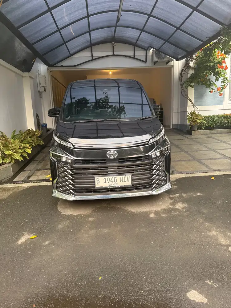 Dijual Toyota Voxy 2024 Hitam