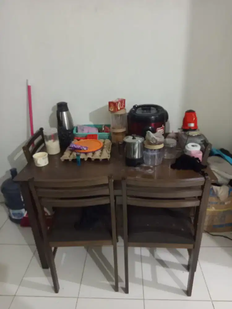 Di jual 1 set meja makan 1 dan kursi 4 buah