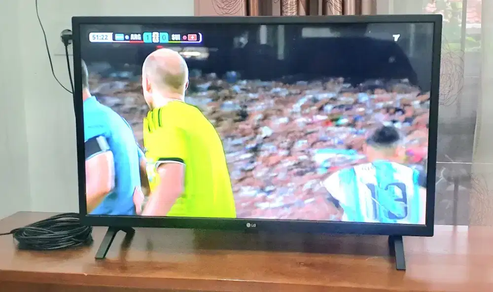 LG LED smart TV 32 inchi, bisa netflix, youtube, modem wifi internal