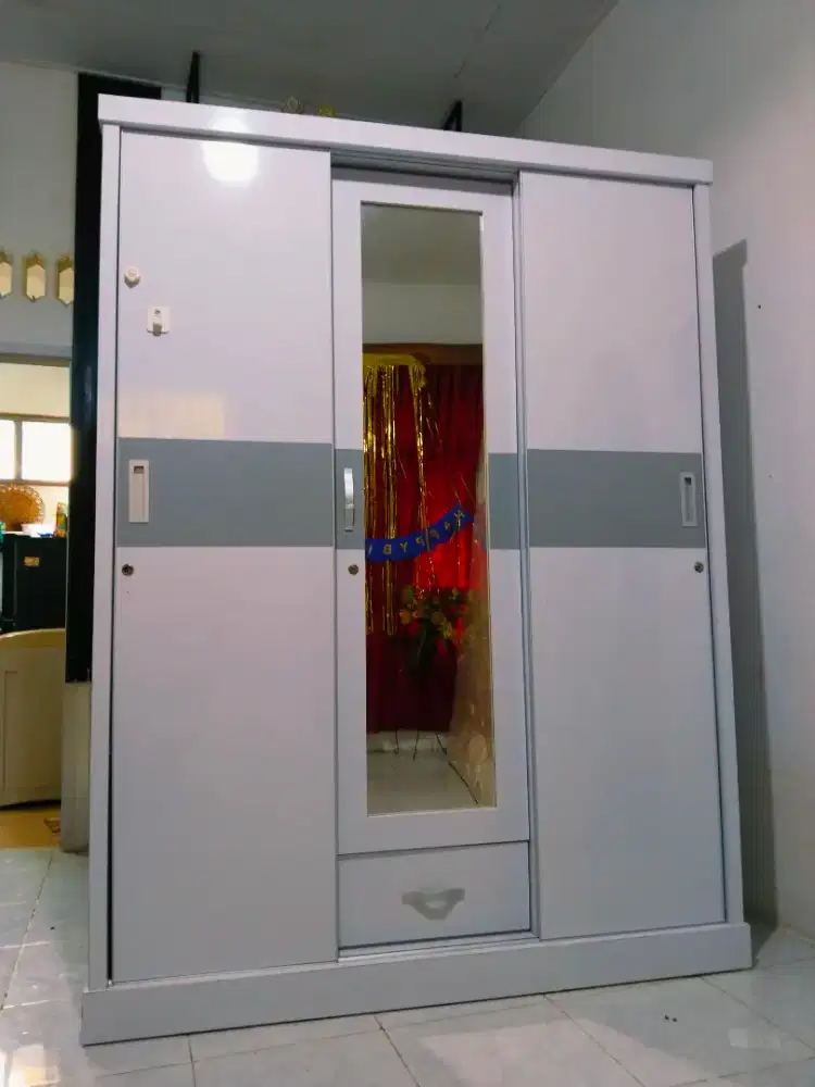 LEMARI 3 PINTU SLEDING HPL ASLI BEBERAPA BULAN PAKE