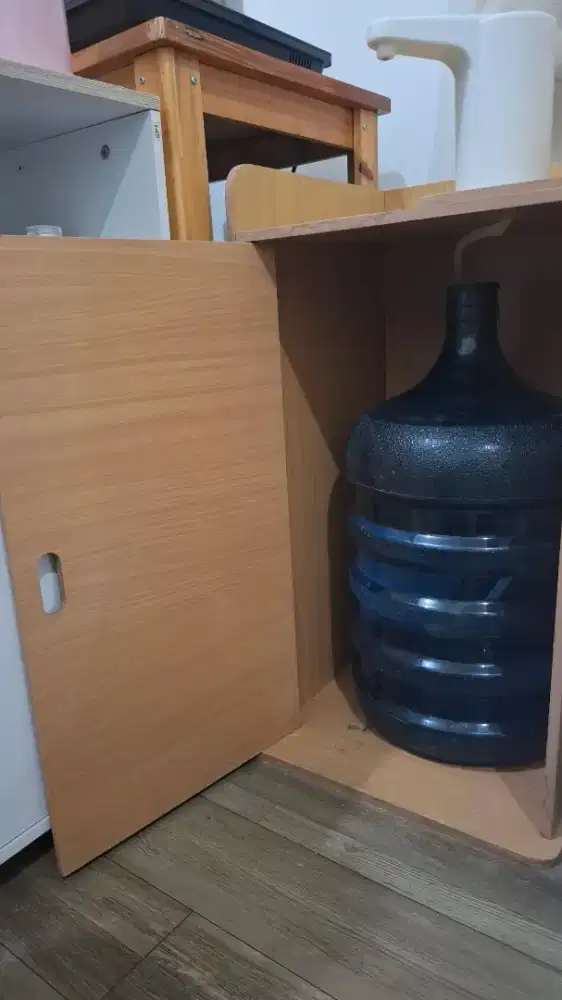 Lemari galon kayu