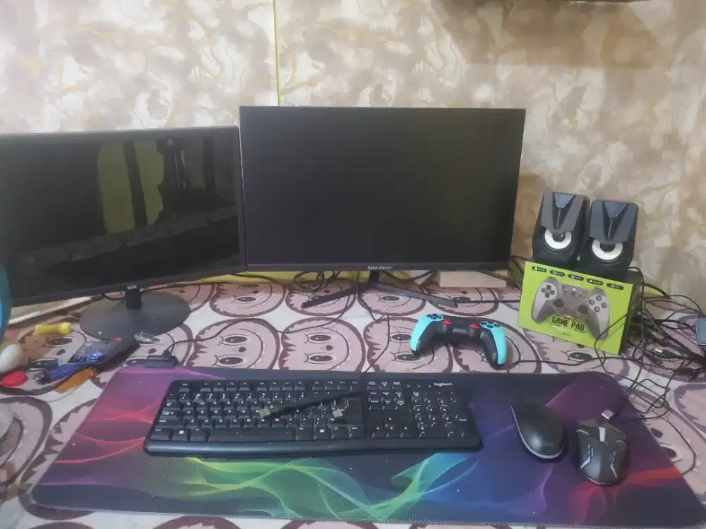 2 monitor sepaket beserta aksesorisnya