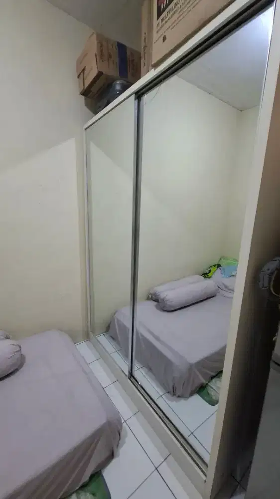 Lemari Kaca 2 Pintu