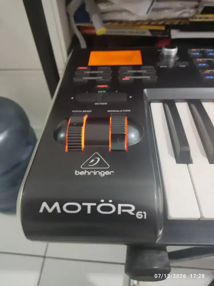 Behringer Motor 61 - Keyboard MIDI Controller