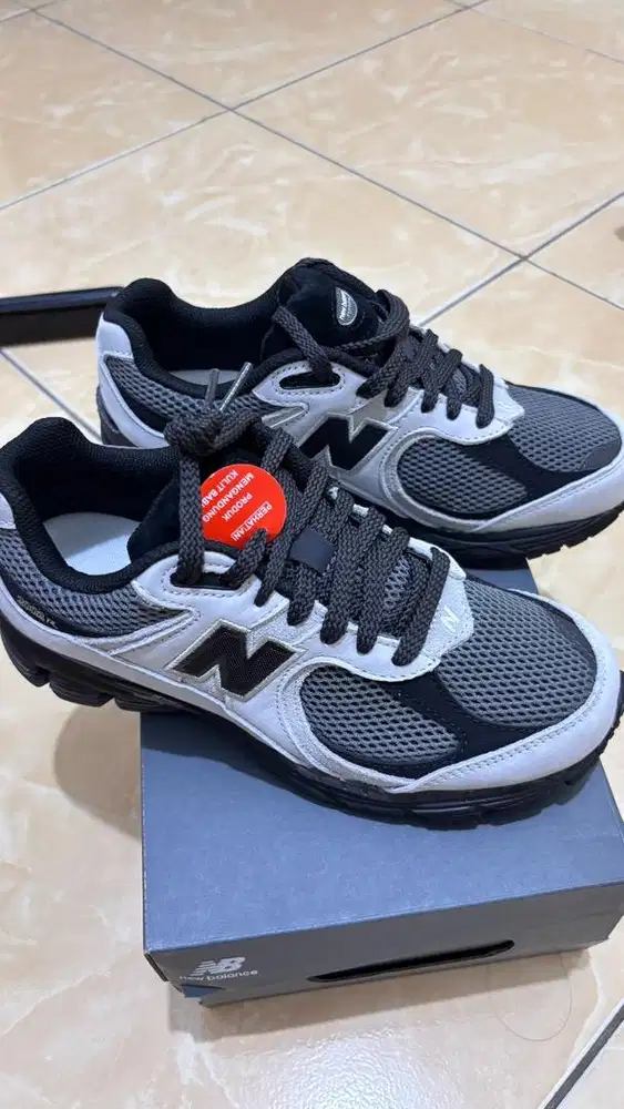 New Balance Sepatu Sneakers unisex 2002R Ukuran 37